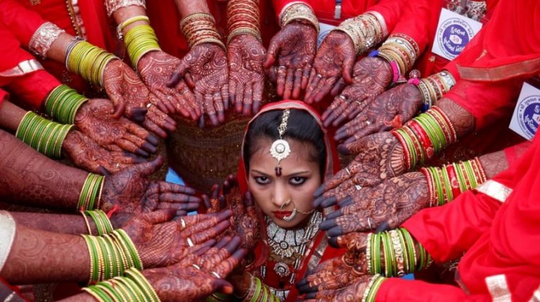 Studimi/ Shumica e indianëve kundërshtojnë martesat ndërfetare indi