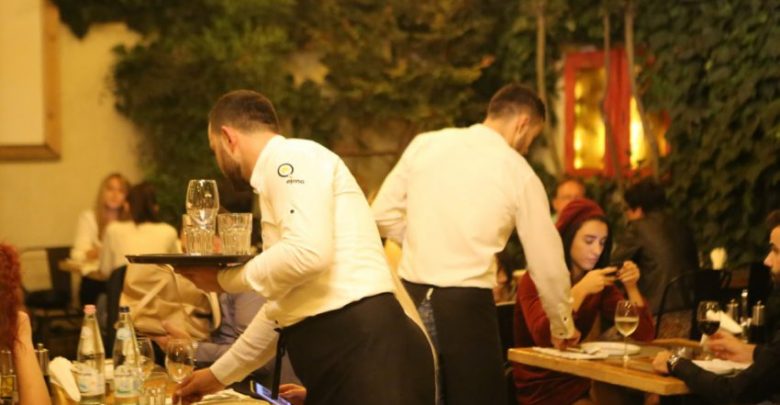 Kamarierët më të kërkuarit nga bizneset shqiptare. Cilët janë punonjësit më të domosdoshëm sipas Agjencisë së Punësimit? Foto ilustruese