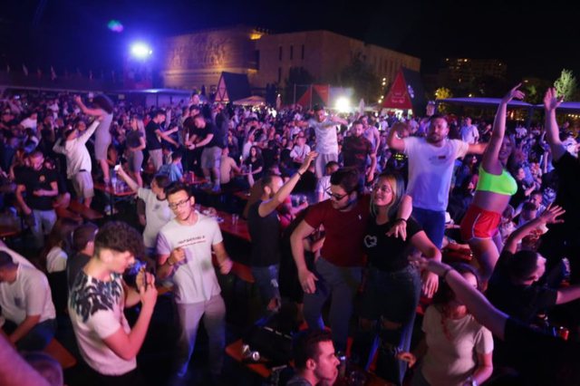 Alkool dhe kërcim mbi tavolina! Tifozët “tërbohen” në sheshin “Skënderbej” gjatë ndeshjes 6 kercim 13