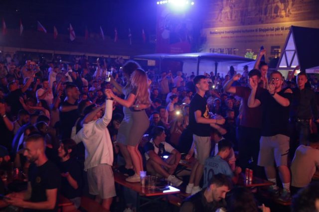 Alkool dhe kërcim mbi tavolina! Tifozët “tërbohen” në sheshin “Skënderbej” gjatë ndeshjes 7 kercim 15