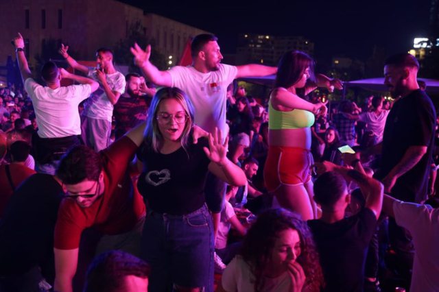 Alkool dhe kërcim mbi tavolina! Tifozët “tërbohen” në sheshin “Skënderbej” gjatë ndeshjes 1 kercim 2