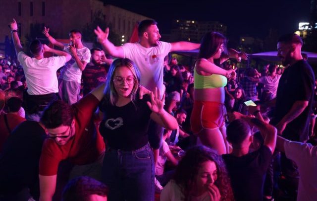 Alkool dhe kërcim mbi tavolina! Tifozët “tërbohen” në sheshin “Skënderbej” gjatë ndeshjes 2 kercim 5