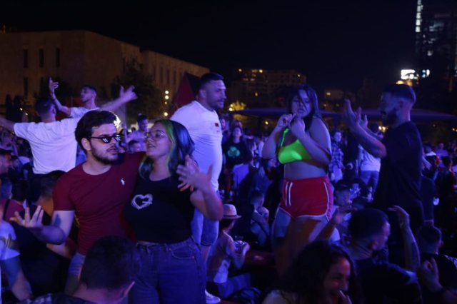 Alkool dhe kërcim mbi tavolina! Tifozët “tërbohen” në sheshin “Skënderbej” gjatë ndeshjes 3 kercim 7
