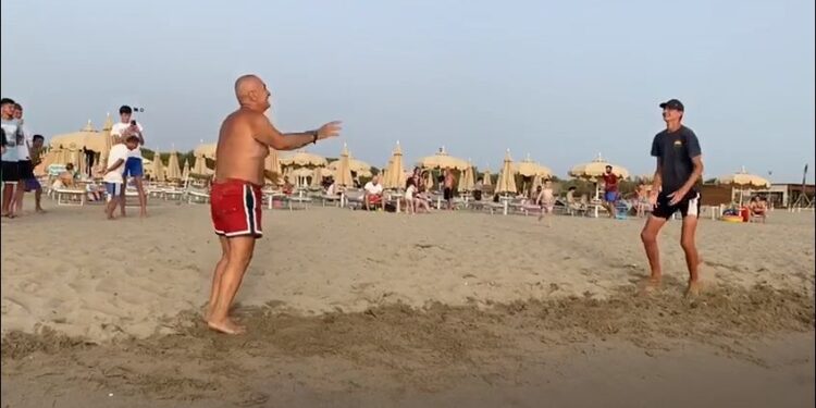 Video/ Presidenti luan volejboll metas volejboll plazh