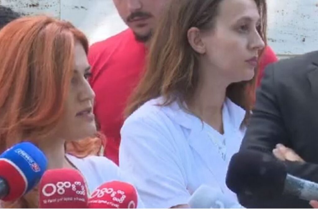 Mjekët specializantë u pushuan nga puna pas 1 viti “luftë” me Covid: Kërkojmë takim me ministren mjeket specializante