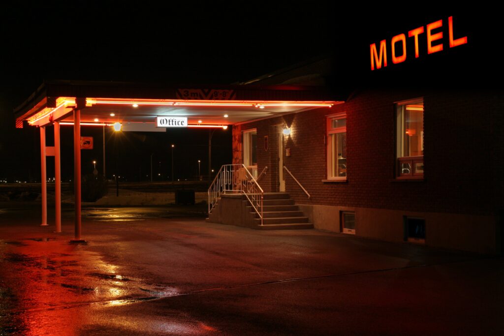 Në shoqërinë e një 70 vjeçareje, humb jetën në motel shqiptari motel1