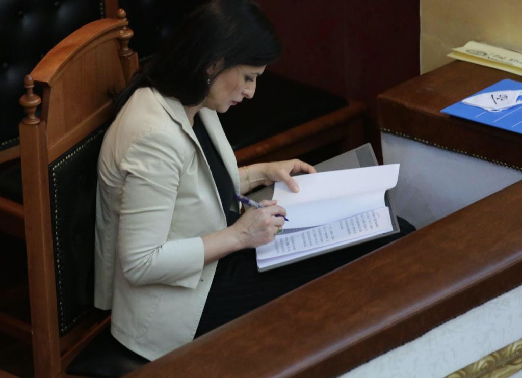 Damian Gjiknuri shfaqet si “Bad Boy” në Parlament, “vjedh” vëmendjen e deputeteve femra 1 parlament 1 1