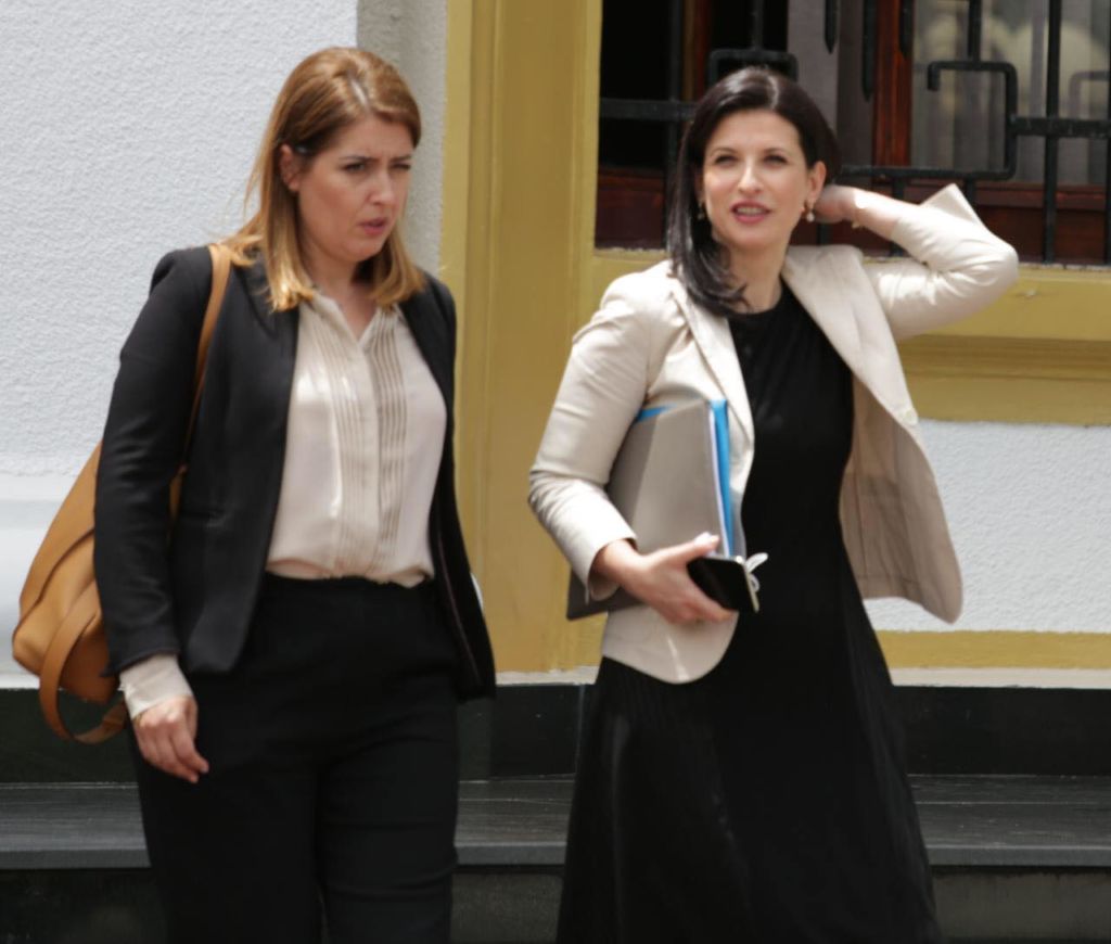 Damian Gjiknuri shfaqet si “Bad Boy” në Parlament, “vjedh” vëmendjen e deputeteve femra 11 parlament 11 2