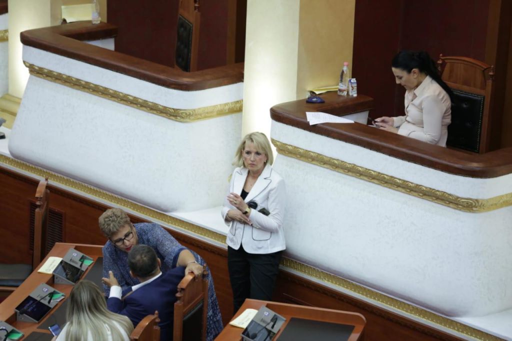 Damian Gjiknuri shfaqet si “Bad Boy” në Parlament, “vjedh” vëmendjen e deputeteve femra 13 parlament 13 2