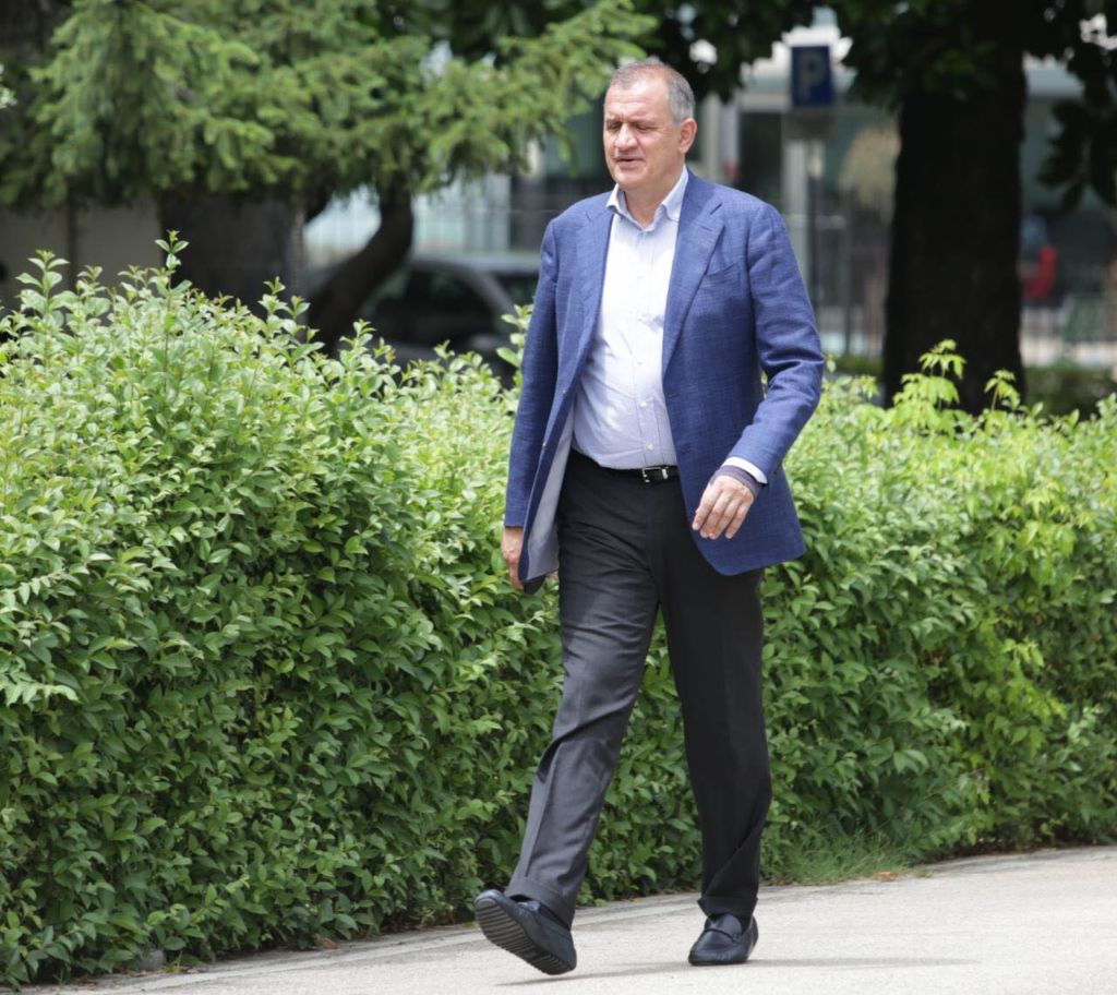 Damian Gjiknuri shfaqet si “Bad Boy” në Parlament, “vjedh” vëmendjen e deputeteve femra 14 parlament 14 2