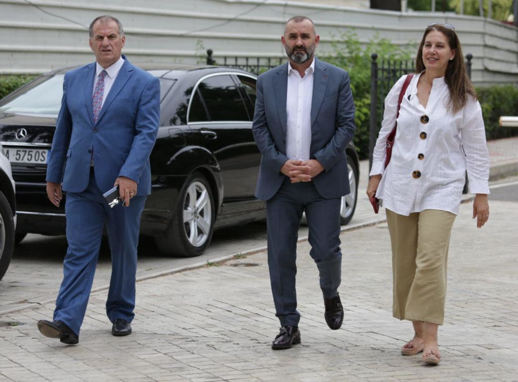 Damian Gjiknuri shfaqet si “Bad Boy” në Parlament, “vjedh” vëmendjen e deputeteve femra 15 parlament 15 2