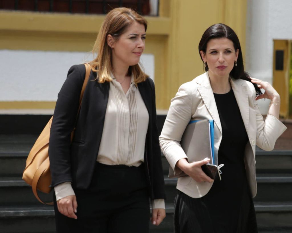Damian Gjiknuri shfaqet si “Bad Boy” në Parlament, “vjedh” vëmendjen e deputeteve femra 18 parlament 18 1