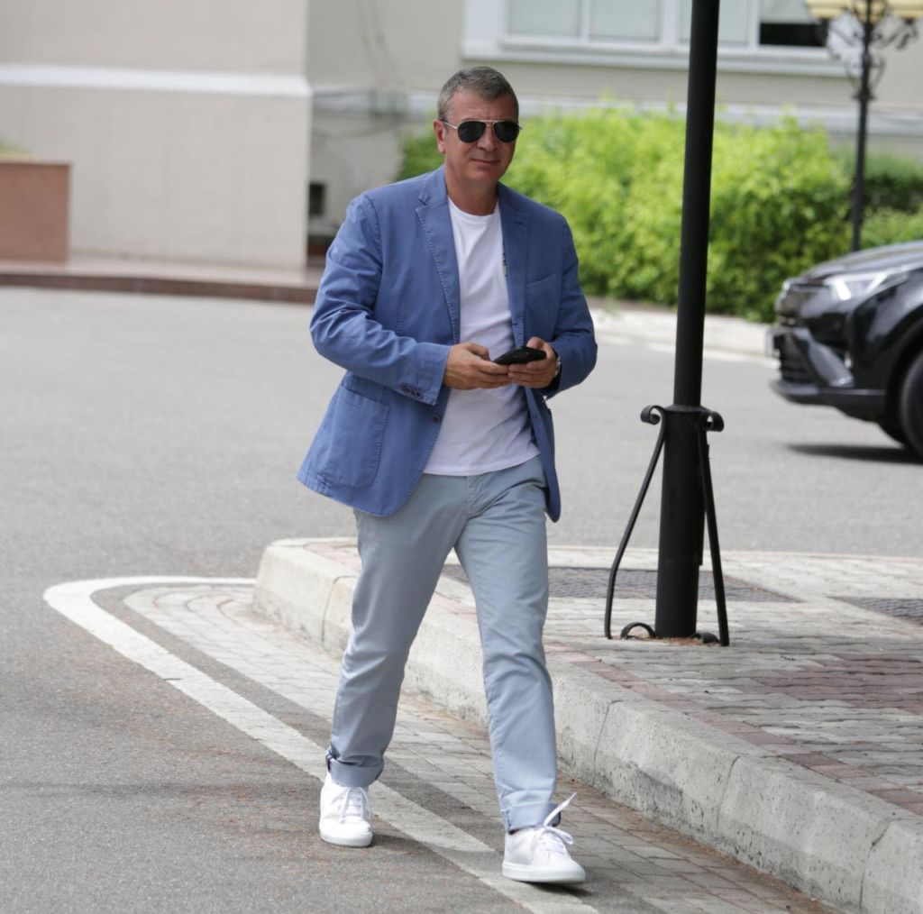 Damian Gjiknuri shfaqet si “Bad Boy” në Parlament, “vjedh” vëmendjen e deputeteve femra 20 parlament 20