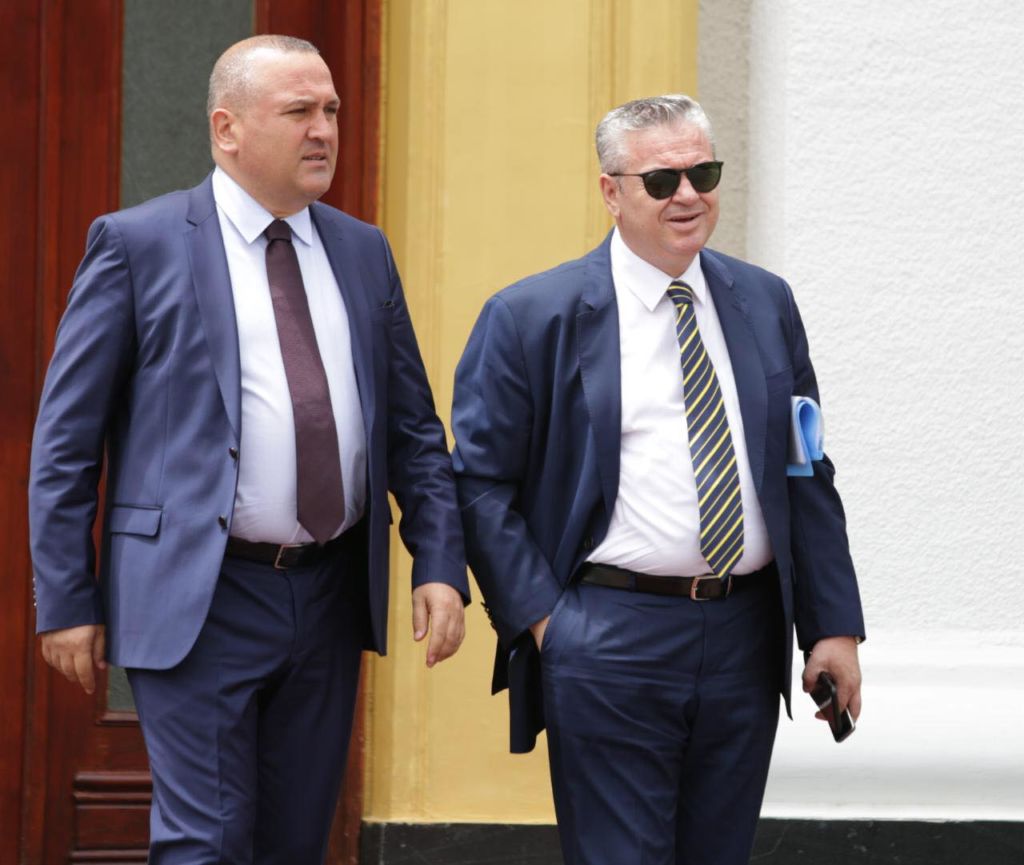 Damian Gjiknuri shfaqet si “Bad Boy” në Parlament, “vjedh” vëmendjen e deputeteve femra 3 parlament 3 1