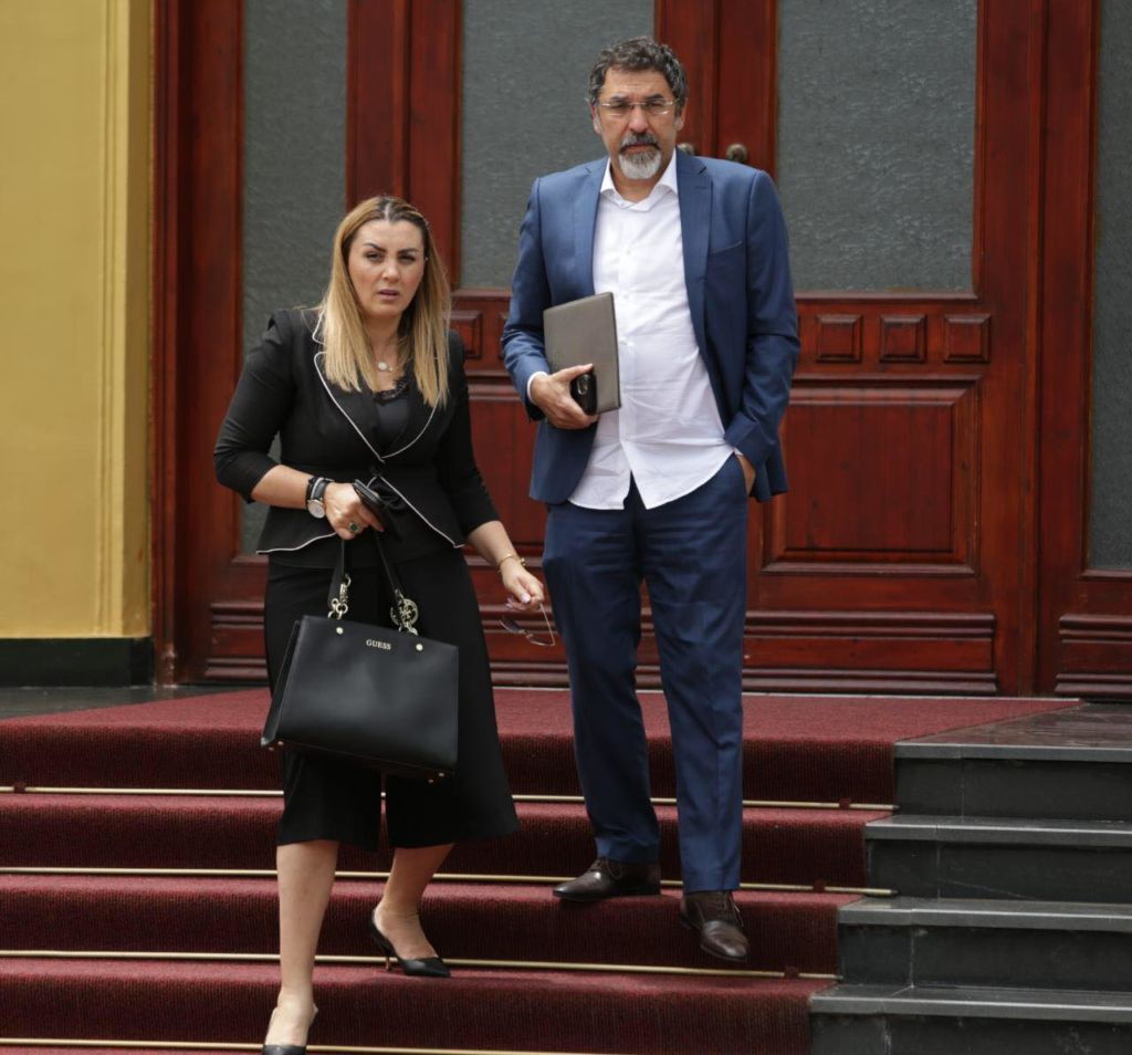 Damian Gjiknuri shfaqet si “Bad Boy” në Parlament, “vjedh” vëmendjen e deputeteve femra 4 parlament 4 2