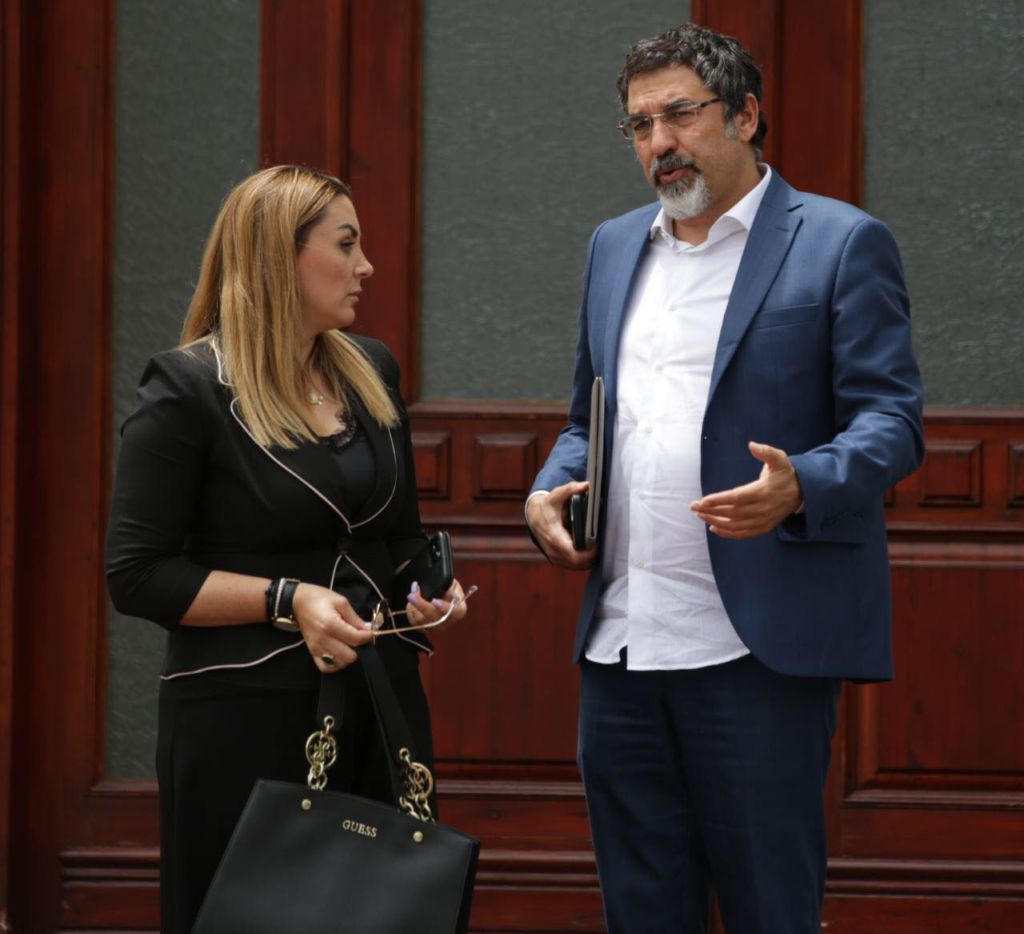 Damian Gjiknuri shfaqet si “Bad Boy” në Parlament, “vjedh” vëmendjen e deputeteve femra 5 parlament 5 1