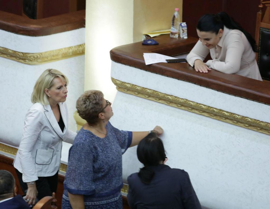 Damian Gjiknuri shfaqet si “Bad Boy” në Parlament, “vjedh” vëmendjen e deputeteve femra 6 parlament 6 1