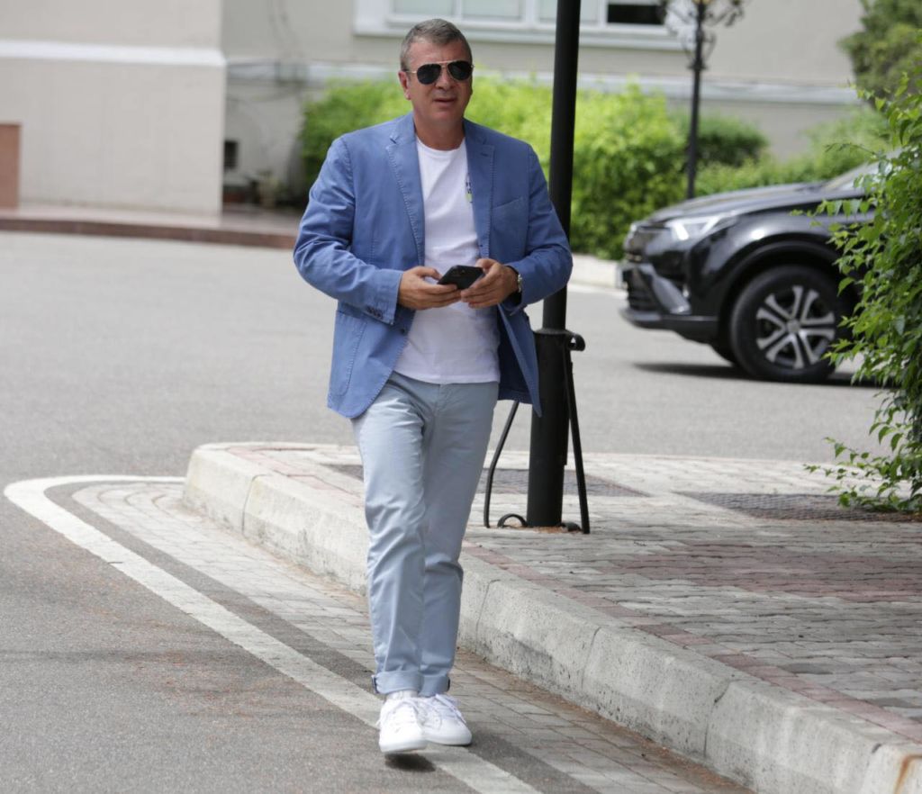 Damian Gjiknuri shfaqet si “Bad Boy” në Parlament, “vjedh” vëmendjen e deputeteve femra 7 parlament 7 1