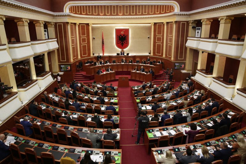 “Të përfshirë biznesmenë, pronarë mediash dhe politikanë”, gazetari i njohur shqiptar paralajmëron lajme tronditëse, ja çfarë do të zbulohet parlament