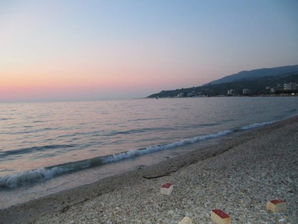 Deti i trazuar, mbetet i pezulluar lundrimi në Vlorë plazhi i vlores 599x450 1