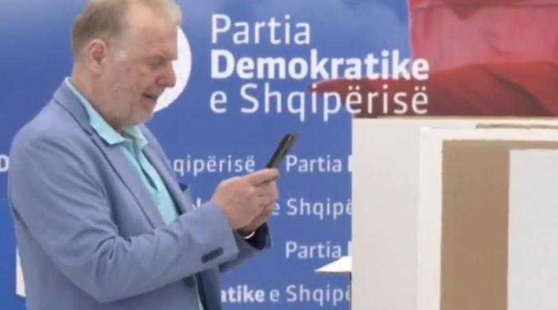 Genc Pollo voton dhe më pas, i kënaqur e fotografon votën polllo