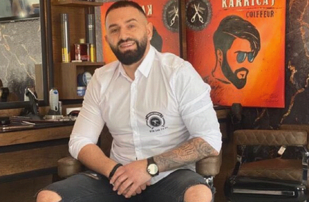 Parukieri shqiptar i famshëm në Zvicër, realizon modele flokësh me zjarr përtej çdo rreziku prek karricaj