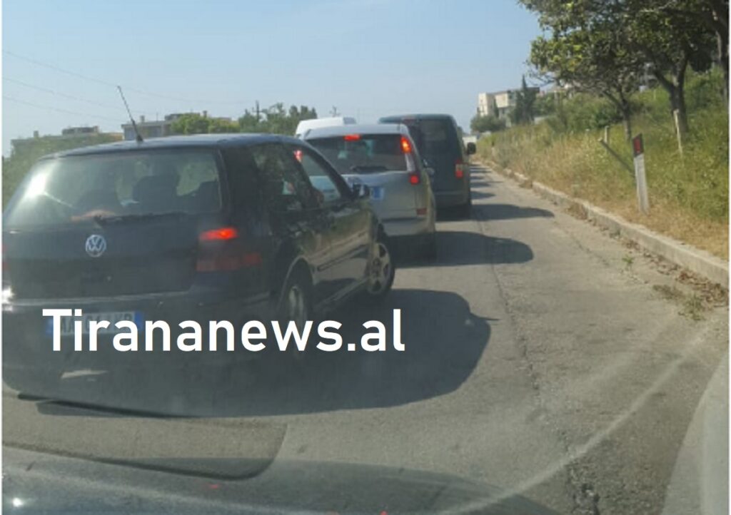 Punimet në rrugë bllokojnë turistët për orë të tëra, krijohet radhë kilometrike nga Vlora në Orikum sdfjsjjk