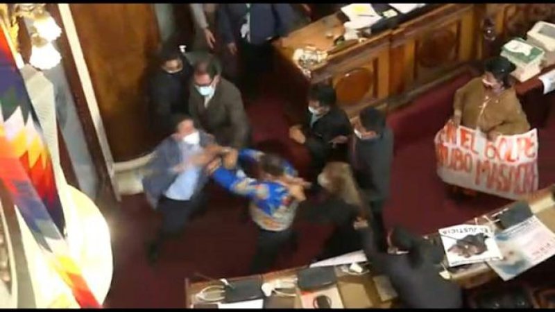 Plas keq grushti në Kuvend, deputetët përplasen fizikisht me njëri-tjetrin sherr kuvend