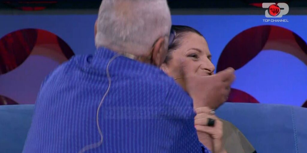 Giuseppe nuk përmbahet, çohet në mes të emisionit të puthë në buzë Shqipen (FOTO) shqipe3