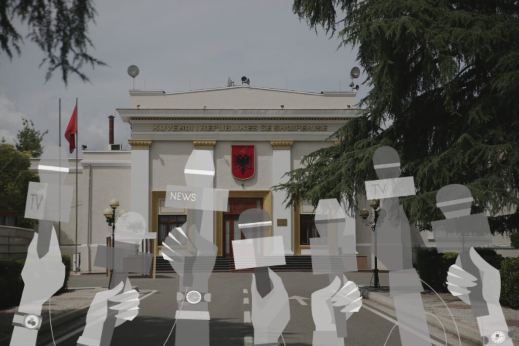 Gazetarët protestë para nisjes së seancës plenare, thirrje Kuvendit: Tërhiquni nga vendimi që na përjashton nga komisionet tirananews.al