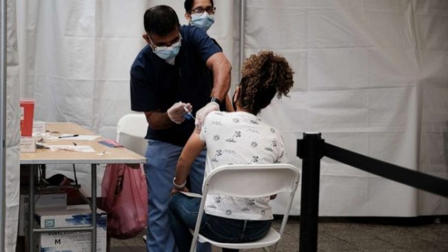 Covid-19/ CDC: Mbi 300 milionë doza të vaksinës së koronavirusit janë administruar në SHBA vaccine shot 210 hpMain 20210606 170407 16x9 992 696x392 1 e1623105900266
