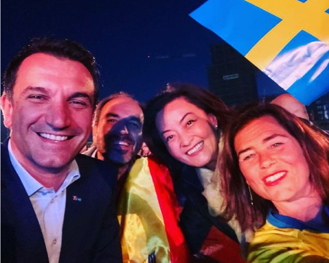 Me birra përpara, Yuri Kim ndjek ndeshjen Suedi-Spanjë në “Tirana Fan Zone” bashkë me Veliajn dhe dy ambasadorët europianë veliaj kim hastand