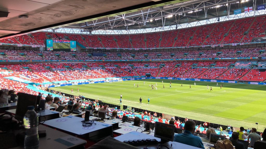 Tifozi bie nga tribuna e “Wembley”, dërgohet në spital në gjendje të rënduar wembley 1024x576 1