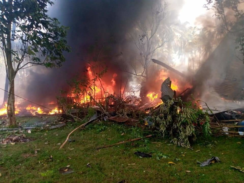 Rrëzimi i avionit ushtarak në Filipinë, deri tani raportohet për 17 viktima (Fotot) 064023996 f5e2dc21 a8bf 48ca 9455 1ca840f76508
