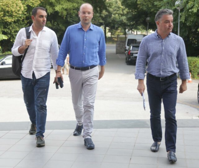 Nga Grida Duma te Tabaku, veshjet e demokratëve për mbledhjen e Kryesisë 14 1626366395 PD24 640x542 1