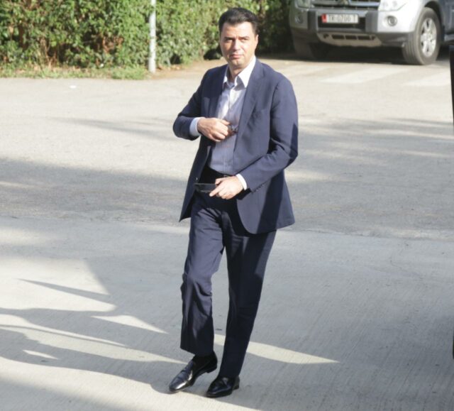 Nga Grida Duma te Tabaku, veshjet e demokratëve për mbledhjen e Kryesisë 4 1626366395 PD7 640x579 1