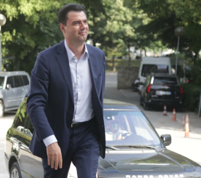 Nga Grida Duma te Tabaku, veshjet e demokratëve për mbledhjen e Kryesisë 5 1626366395 PD8 640x567 1