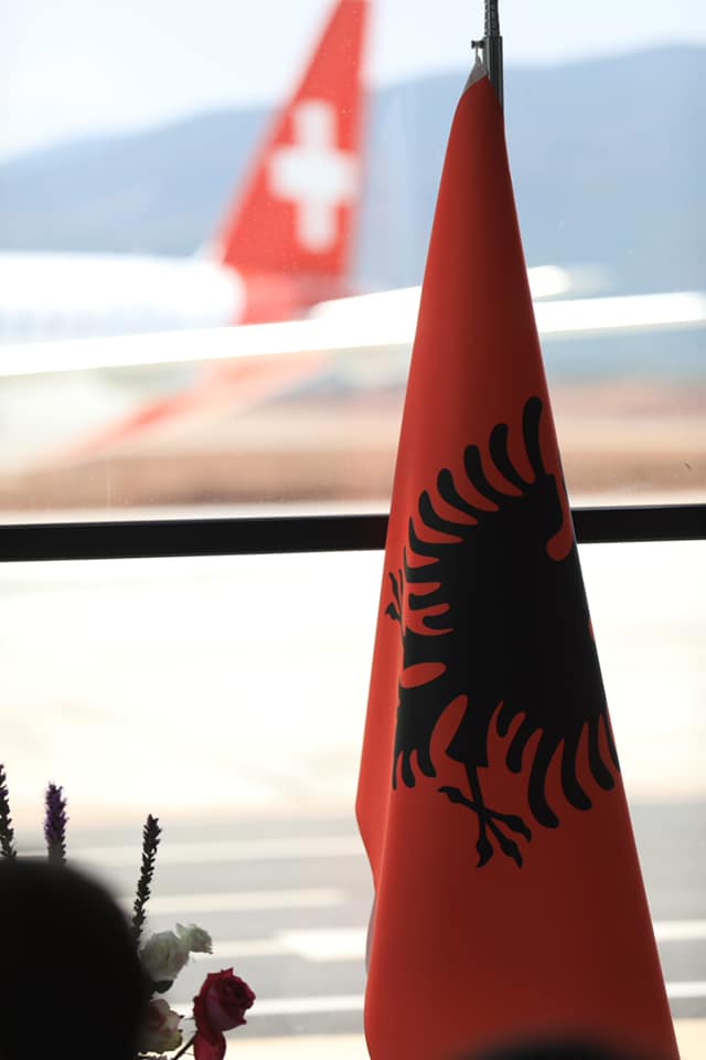 Fluturimi i parë Zürich-Kukës/ Rama publikon fotot e pasagjerëve të parë: Me këmbë të mbarë 3 214697396 356795599134371 5768008076942211465 n