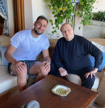 Donnarumma ndan foton në krah të Silvio Berlusconit: Nder dhe privilegj të takoj Presidentin! 218814092 4583019121730837 3391014003919612067 n 438x450 1