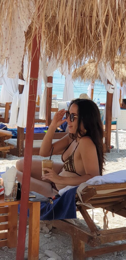 FOTO/ Elhaida Dani fotografohet në Dhërmiun e bukur, pak pushim para se t’i rikthehet studios së regjistrimit? 2 28e66cbc 251d 4d9d a38a 1372db1aa752