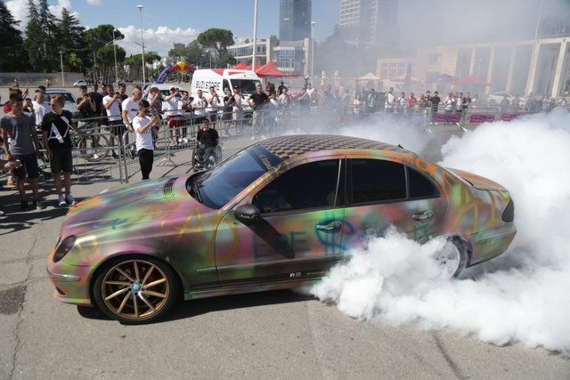 "Fuck Covid"/ "Digjet" sheshi Nënë Tereza, shqiptarët bëjnë drift me mjetet luksoze (FOTO) 2 640 0 60ddf92aaf5e5