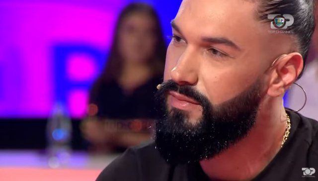 Atdheu përlotet në mes të emisionit dhe i kërkon falje publikisht njeriut të tij të shtrenjtë 640 0 60dec2ef1d96b
