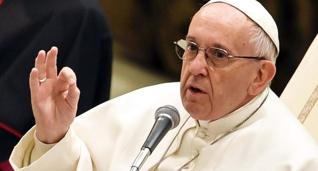 Deputeti i ardhshëm i Kuvendit surprizohet nga Papa Françesku, merr dhuratën e veçantë për bashkëshorten dhe të bijën 640 0 60e41b85c1ef6