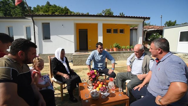 Veliaj viziton familjen Dumi në Vaqarr: Do sigurohemi që secili të hyjë në një shtëpi të re më të mirë 640 0 60ec117999882