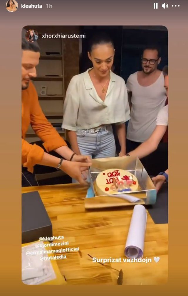 Klea Huta surprizohet për ditëlindjen e 28-të 2 640 0 60ee026c820ea