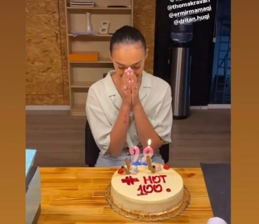 Klea Huta surprizohet për ditëlindjen e 28-të 640 0 60ee026ccc87f e1626241669663 521x450 1