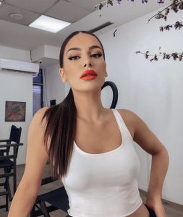 Vajza e ish-deputetes shqiptare thumbon ashpër moderatoren e njohur 1 640 0 60fff799d7112