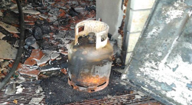 Maliq/ Shpërthen bombola e gazit, digjet një banesë 64203D67 E220 4774 A8E5 38FF86AFE031