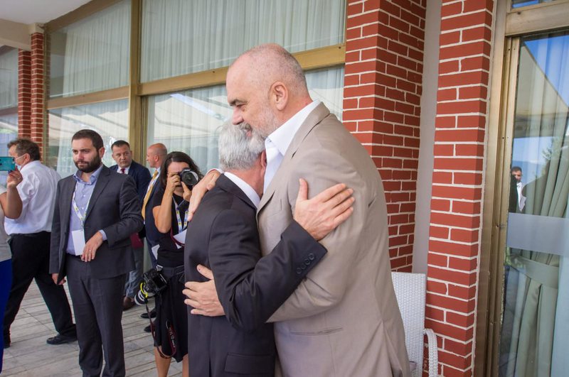 Takoi kryeministrin Rama, Ali Ahmeti ndan përqafimin vëllazëror dhe zbardh për çfarë diskutuan 800 0 60dee1edf08de