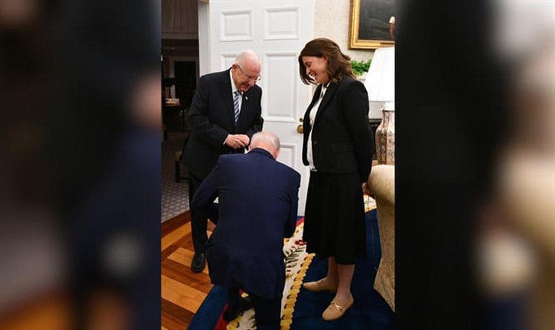 Si asnjëherë më parë, Biden gjunjëzohet para ndihmëses së presidentit të Izraelit 800 0 60e0c8acad715